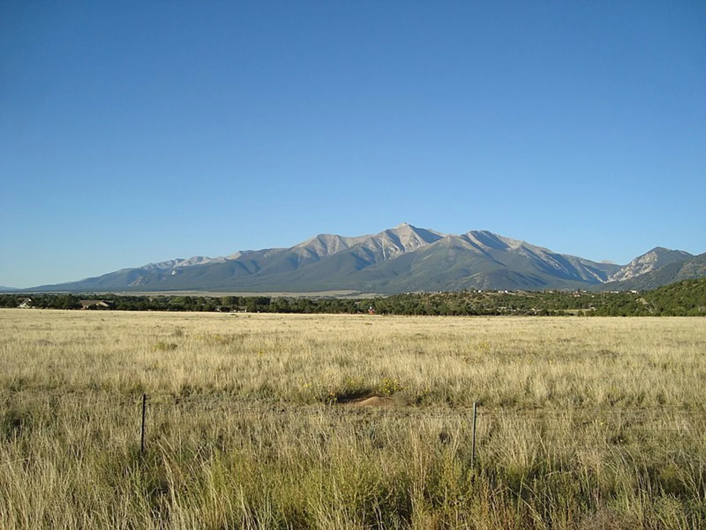 An image depicting the trail Silver King Lake via Pine Creek Trail and its surrounding area.