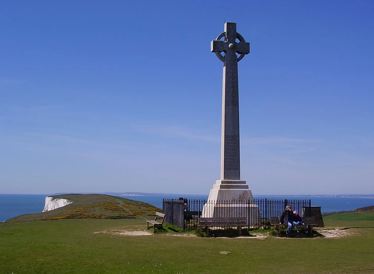 An image depicting the trail Tennyson Down and Alum Bay via Isle of Wight Coastal Path and its surrounding area.