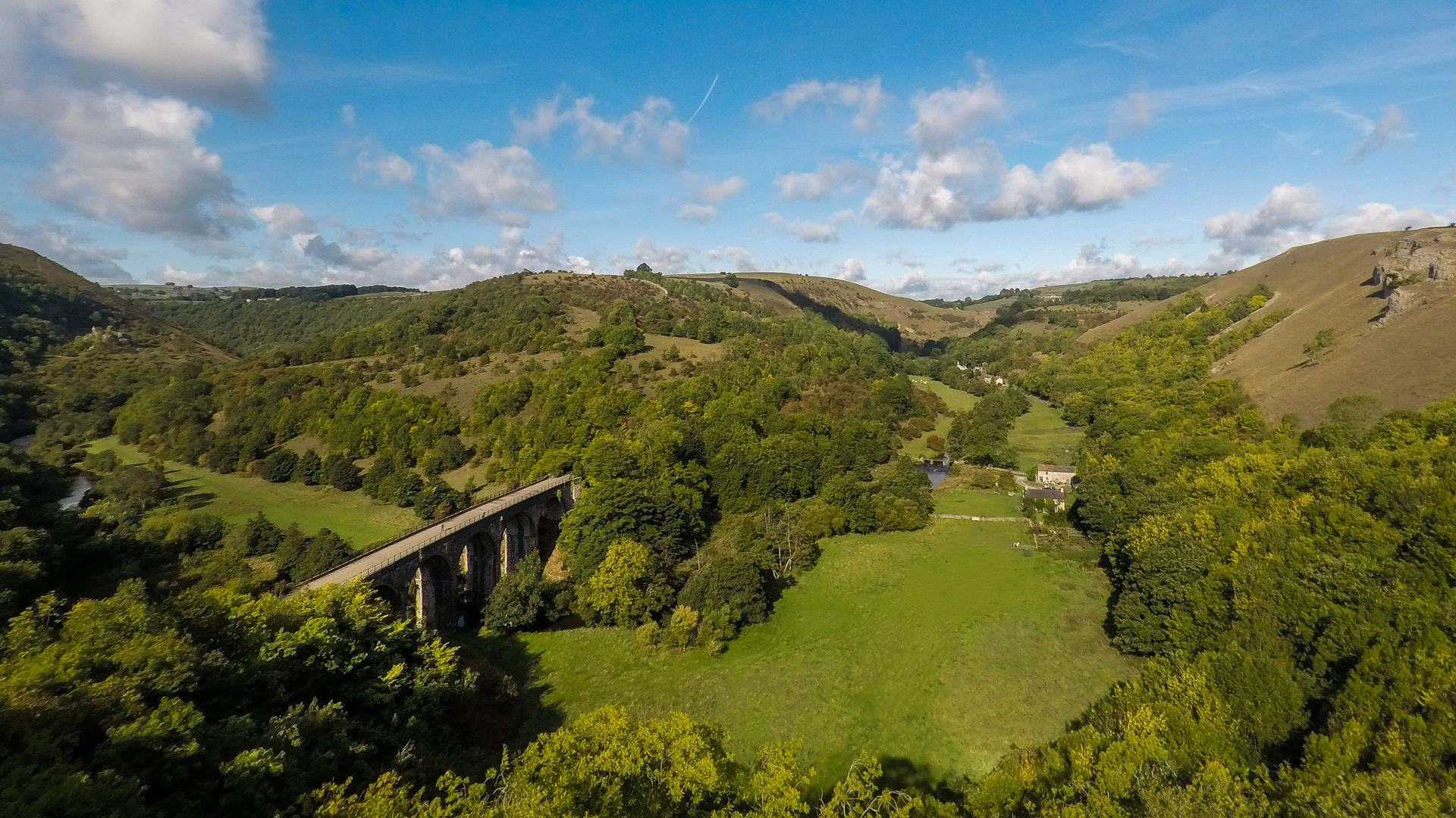 An image depicting the trail Baslow to Bakewell and its surrounding area.