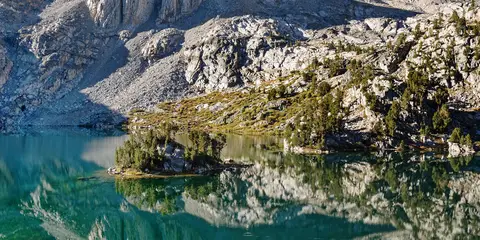 An image depicting the trail Rae Lakes Loop and its surrounding area.