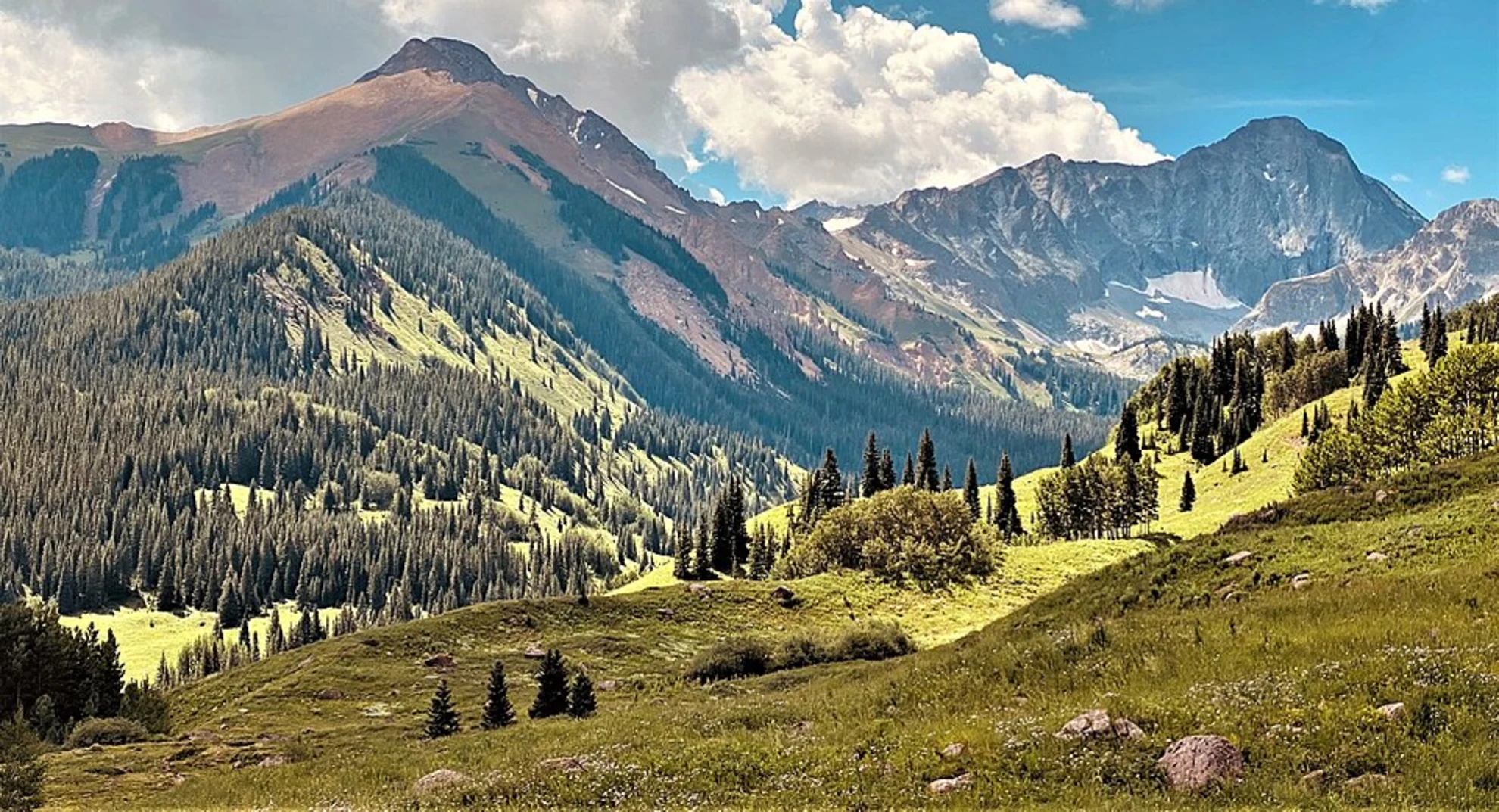 An image depicting the trail Haystack Mountain via West Snowmass Trail and its surrounding area.