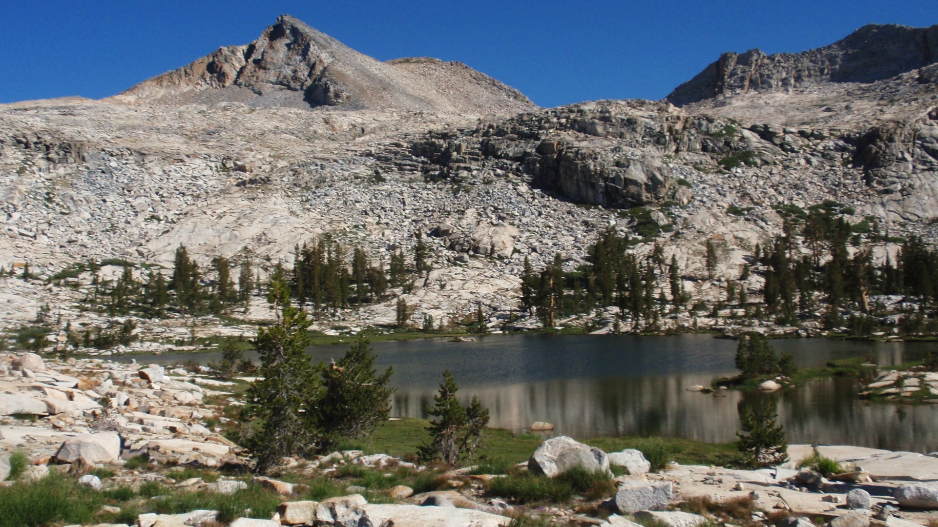 An image depicting the trail Slab Lakes via Norris Lake Trail and its surrounding area.