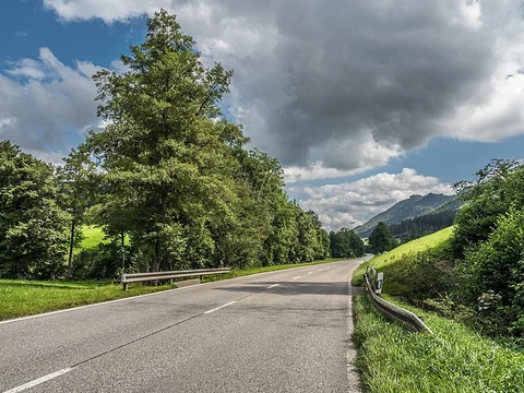 An image depicting the trail Gänsbrunnen to Wolfsschlucht and its surrounding area.
