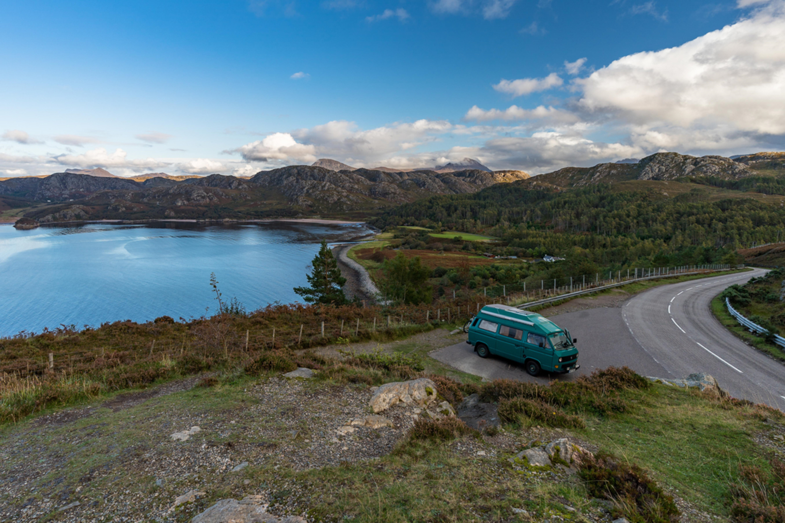 An image depicting the trail Beinn Dearg Bheag and its surrounding area.