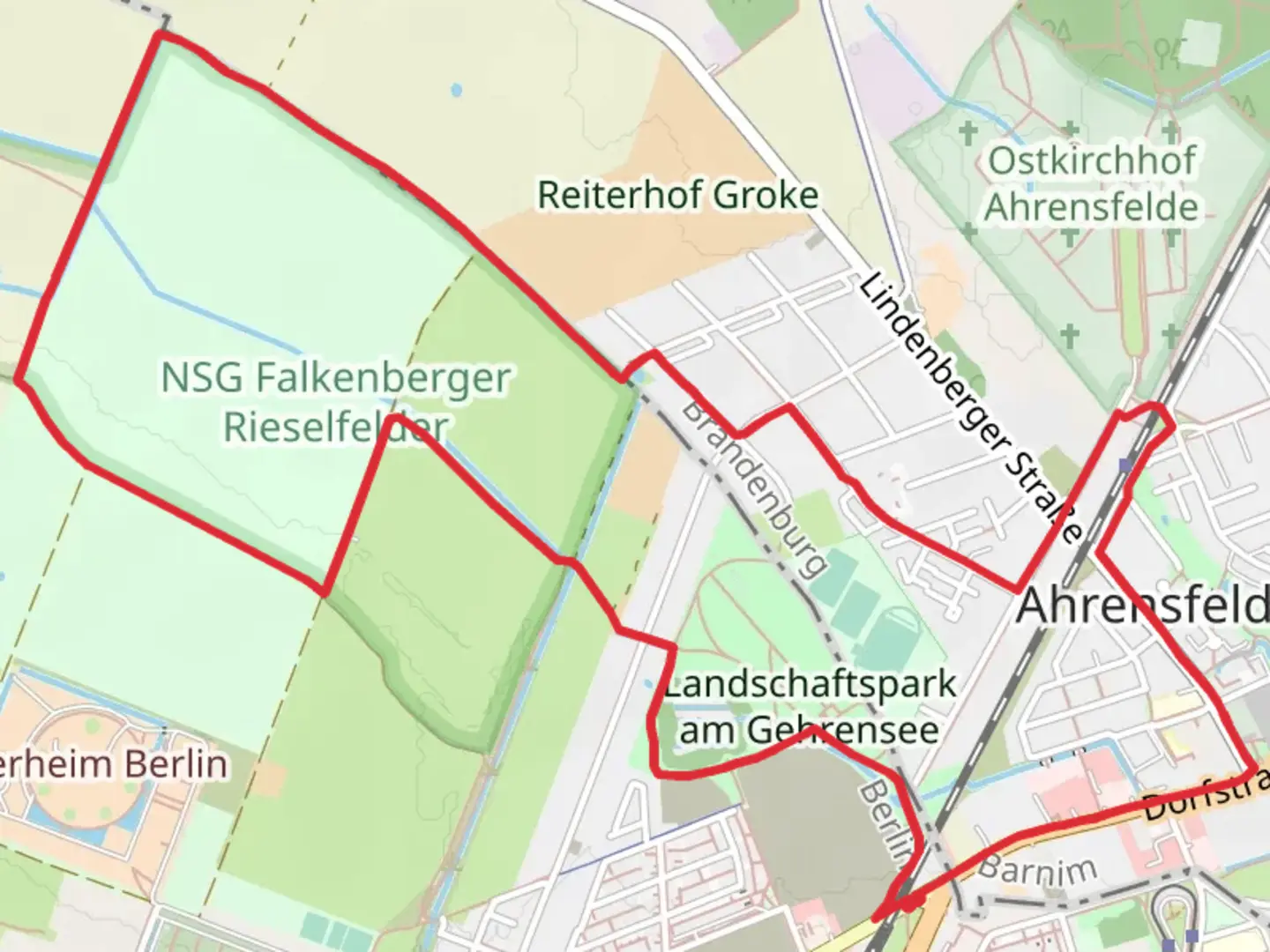 An image depicting the trail Ahrensfelde and NSG Falkenberger Rieselfelder Loop via Zehnrutenweg and its surrounding area.