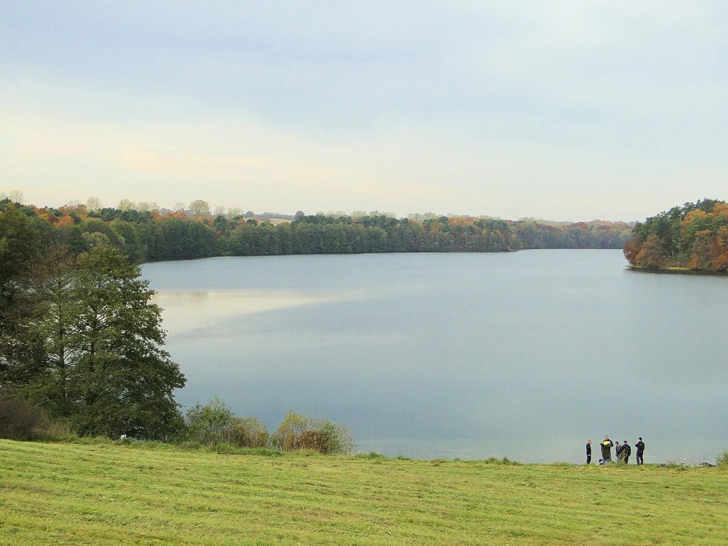 An image depicting the trail Schmaler Luzin and Hullerbusch und Schmaler Luzin Loop via Uferweg Schmaler Luzin and its surrounding area.