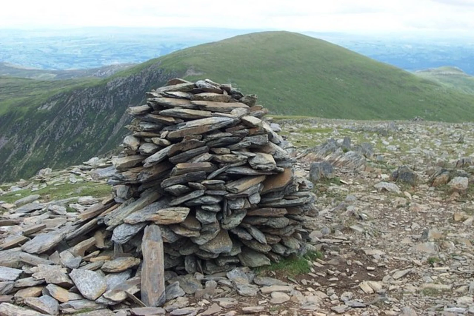 An image depicting the trail Pen yr Helgi Du from the Ogwen Valley and its surrounding area.