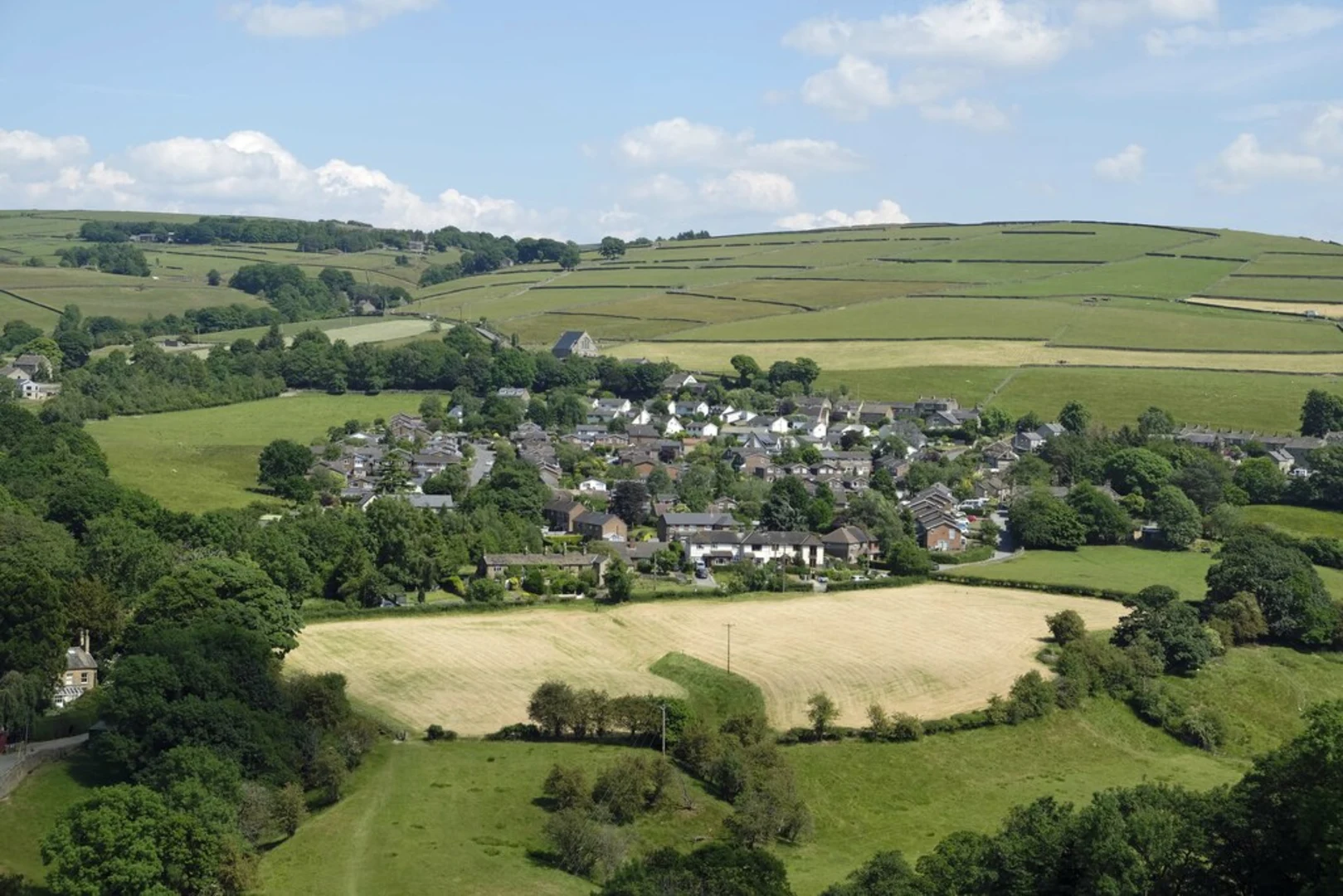 An image depicting the trail White Nancy and Kerridge Ridge Loop and its surrounding area.