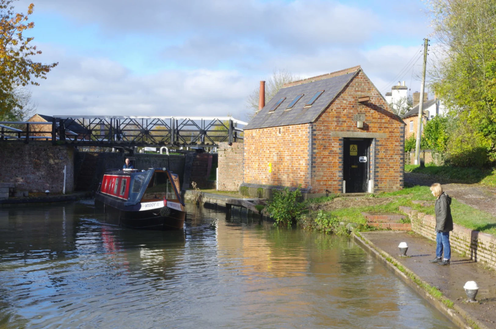 An image depicting the trail Stoke Bruerne Walk and its surrounding area.