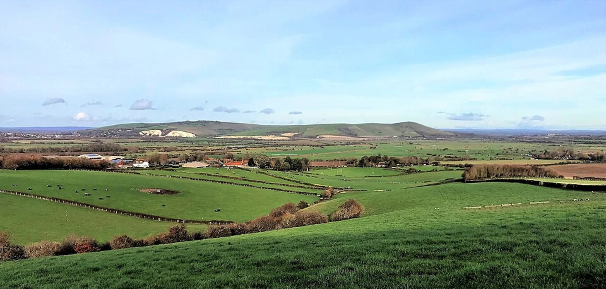 An image depicting the trail Mount Caburn from New Road and its surrounding area.