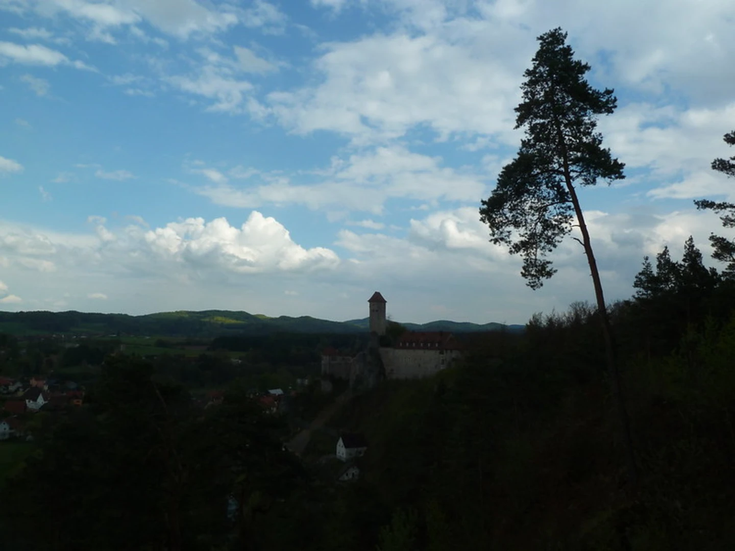 An image depicting the trail Himmelsleiter Pottenstein and Püttlach via Leo Jobst Weg and Jakobsweg Fraenkische Schweiz and its surrounding area.