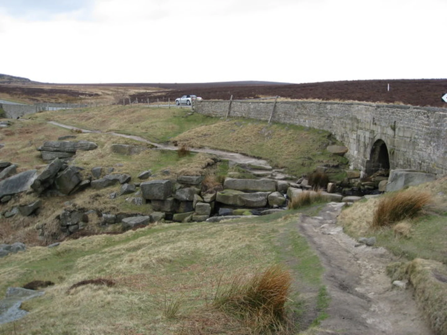 An image depicting the trail Higger Tor and White Moss Path Moss Loop - Hathersage and its surrounding area.
