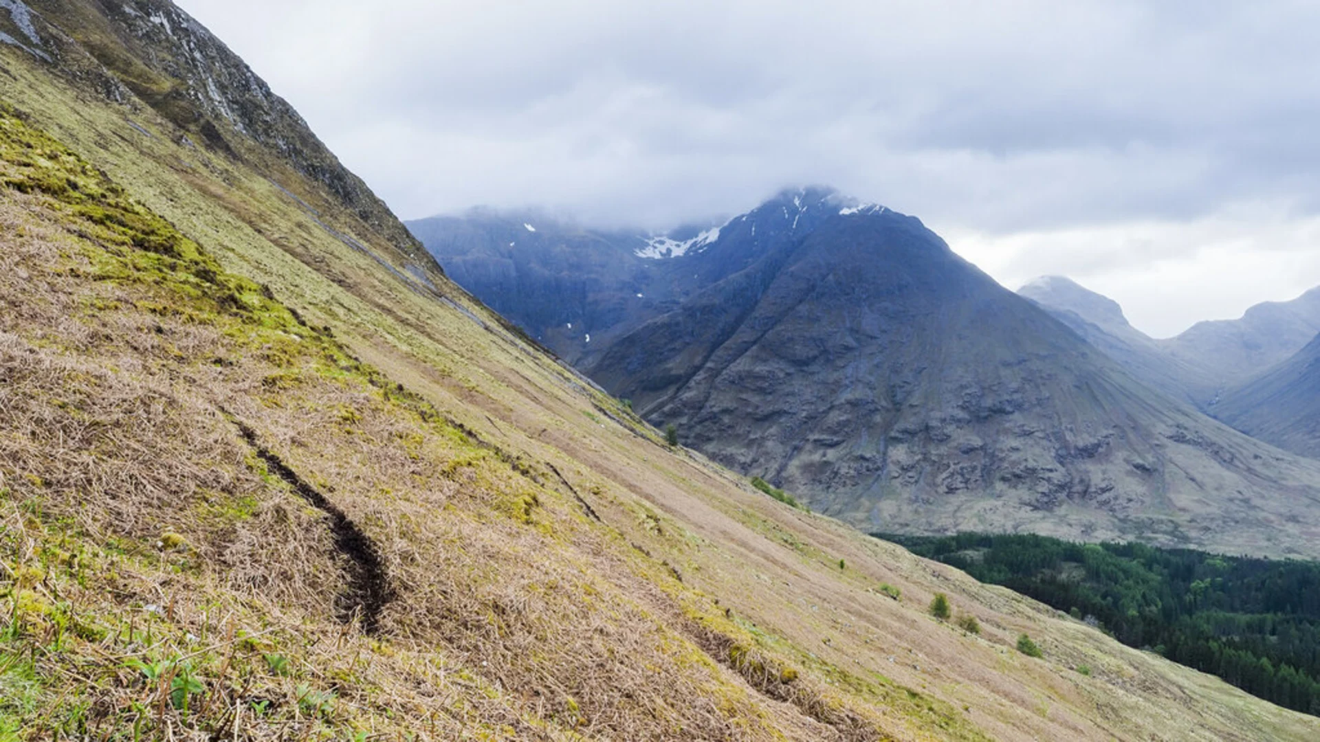An image depicting the trail Sgòrr nam Fiannaidh - Aonach Eagach and its surrounding area.
