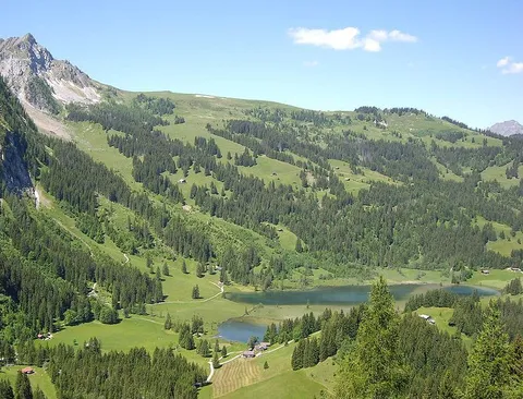An image depicting the trail Höhi-Wispile-Lauenensee-Weg and its surrounding area.