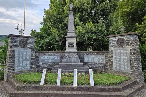 An image depicting the trail Kriegerdenkmal via Moselsteig and its surrounding area.