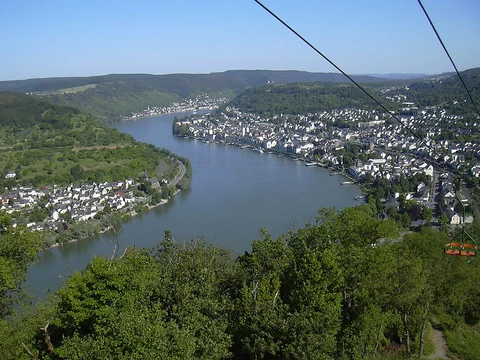An image depicting the trail Hirschkopf and Vierseenblick Loop via Wanderweg 42 and its surrounding area.