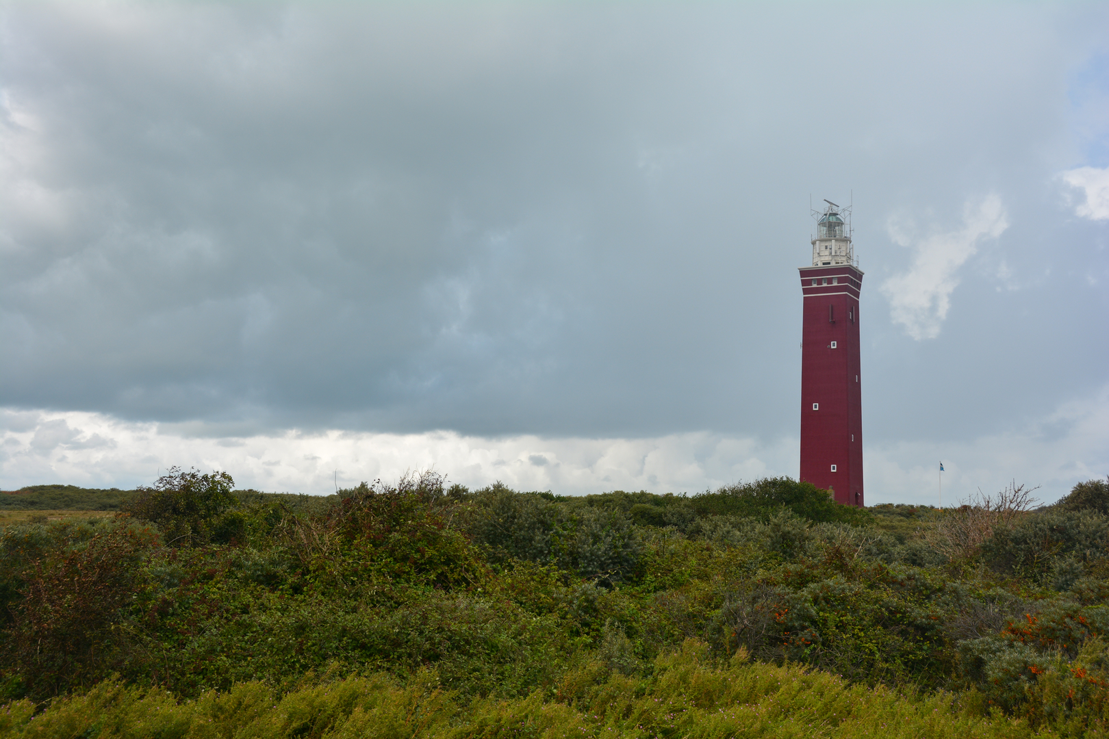 An image depicting the trail Kwade Hoek and Middleduinen via Ooster Weg and its surrounding area.