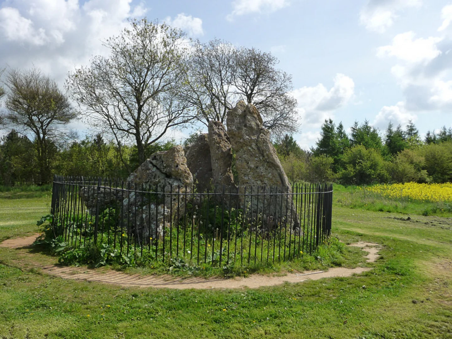 An image depicting the trail Whispering Knights and King Stone via Shakespeare's Way and its surrounding area.