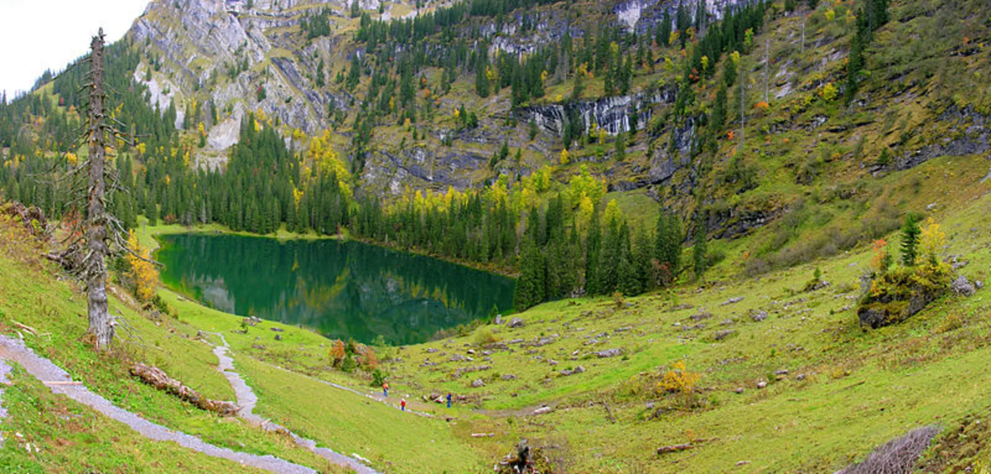 An image depicting the trail Axalp-Schnitzlerweg and its surrounding area.