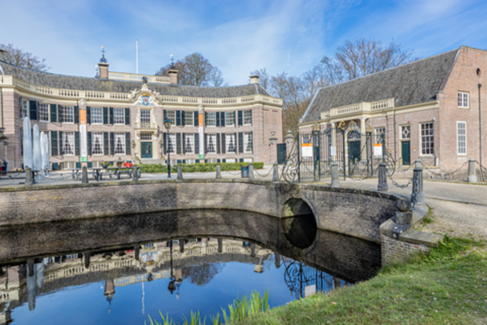 An image depicting the trail Barnsche and Kasteel De Hooge Vuursche Loop and its surrounding area.