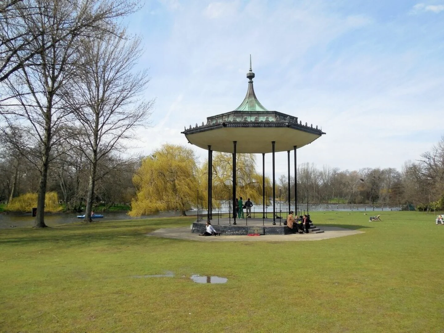 An image depicting the trail Regent's Park and its surrounding area.