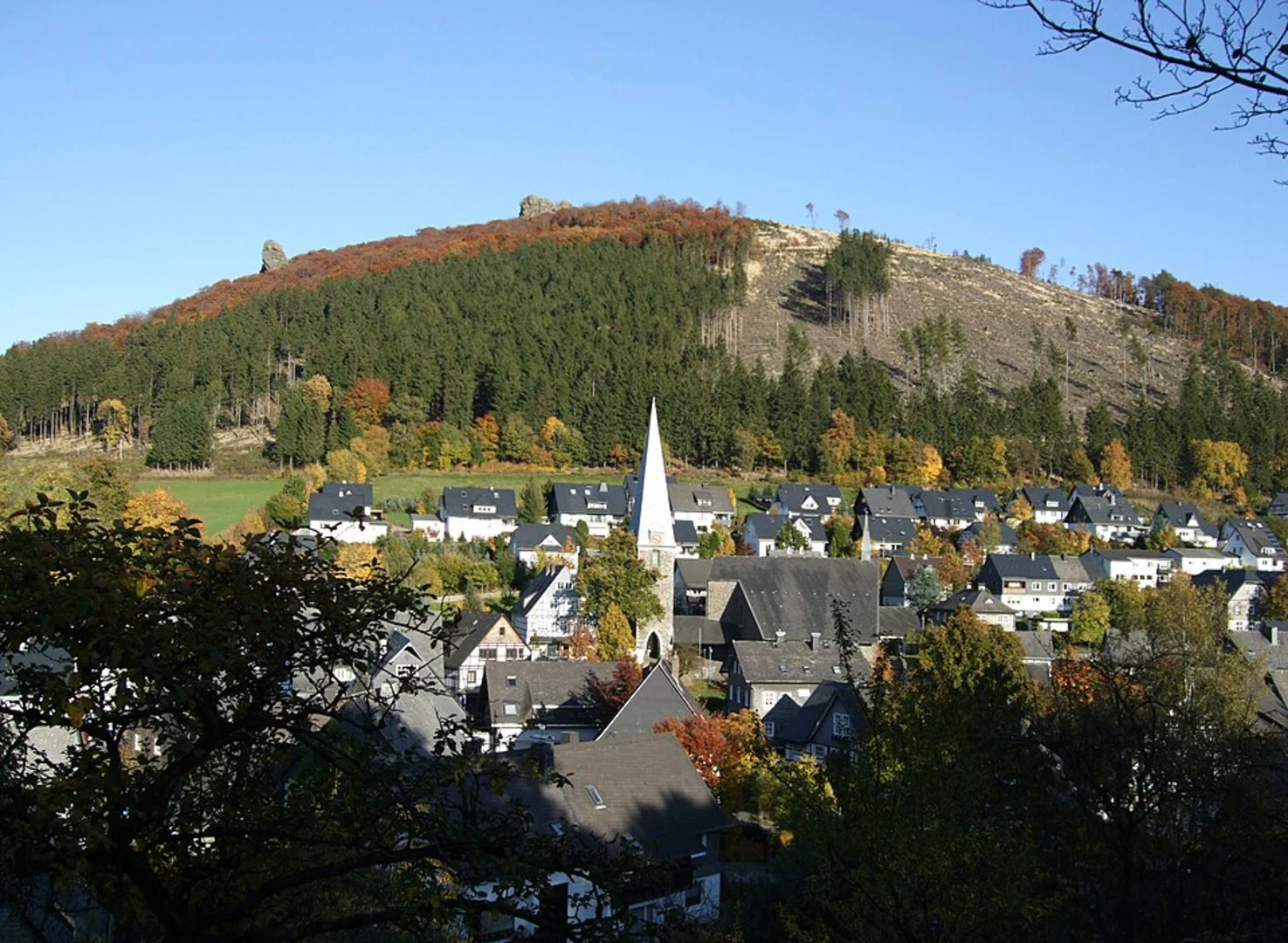 An image depicting the trail Maluschke Platz and Feldstein Loop via Erlebnispfad Bruchhauser Steine and its surrounding area.