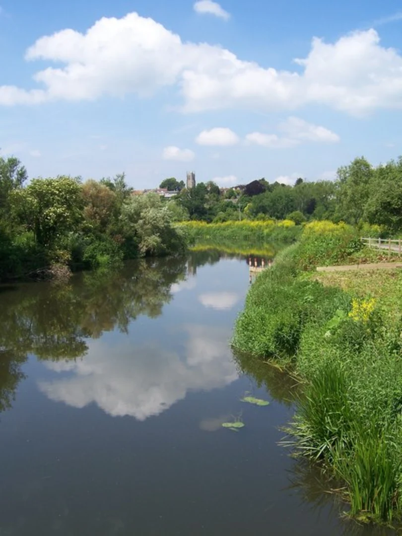 An image depicting the trail River Parret Trail in Langport and its surrounding area.
