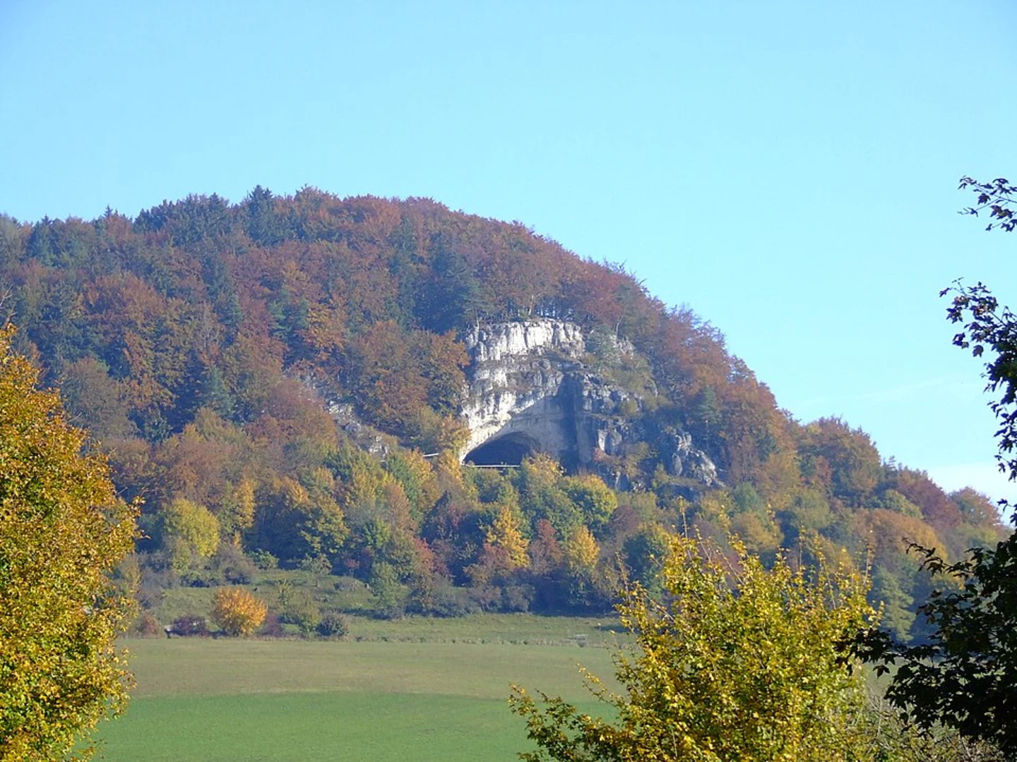 An image depicting the trail Burgruine Velburg, Osterberg and Konig-Otto-Tropfsteinhöhle Loop and its surrounding area.
