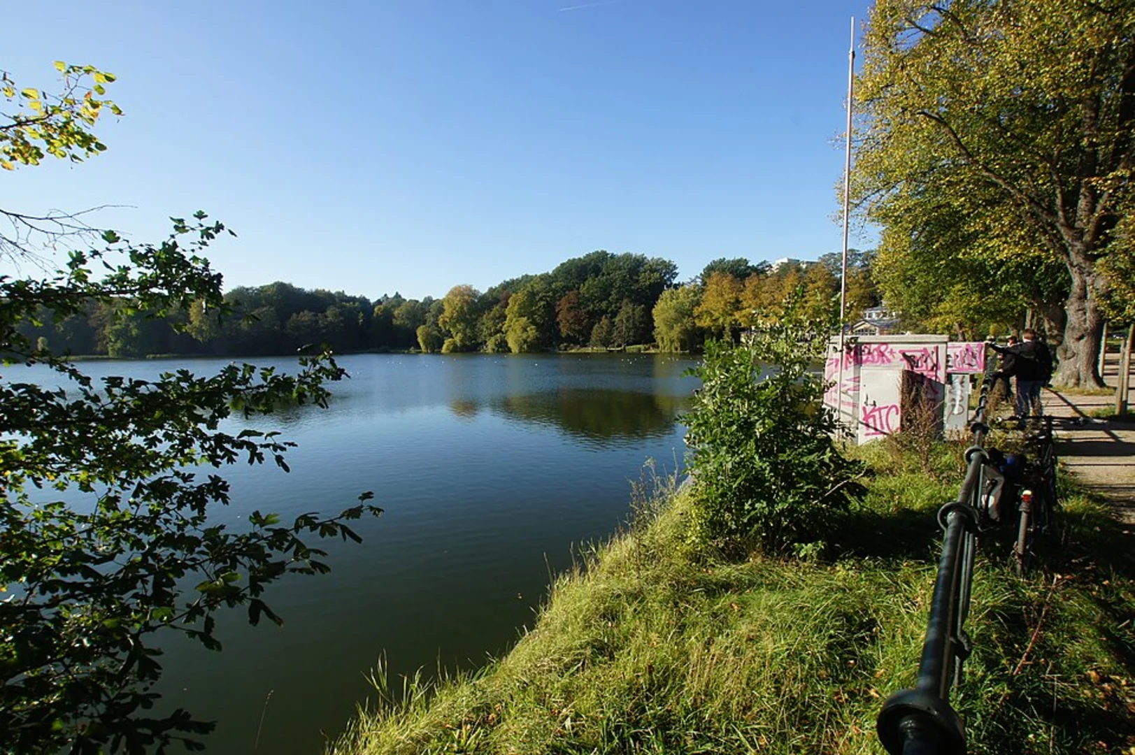 An image depicting the trail Neuwiedenthal to Harburg Walk via Außenmühlenteich and its surrounding area.