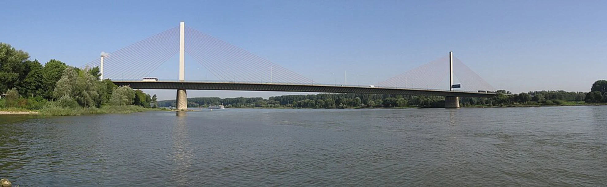 An image depicting the trail Kennedybrücke, Friedrich-Ebert-Brücke and River Rhein Loop from Beuel Bahnhof and its surrounding area.