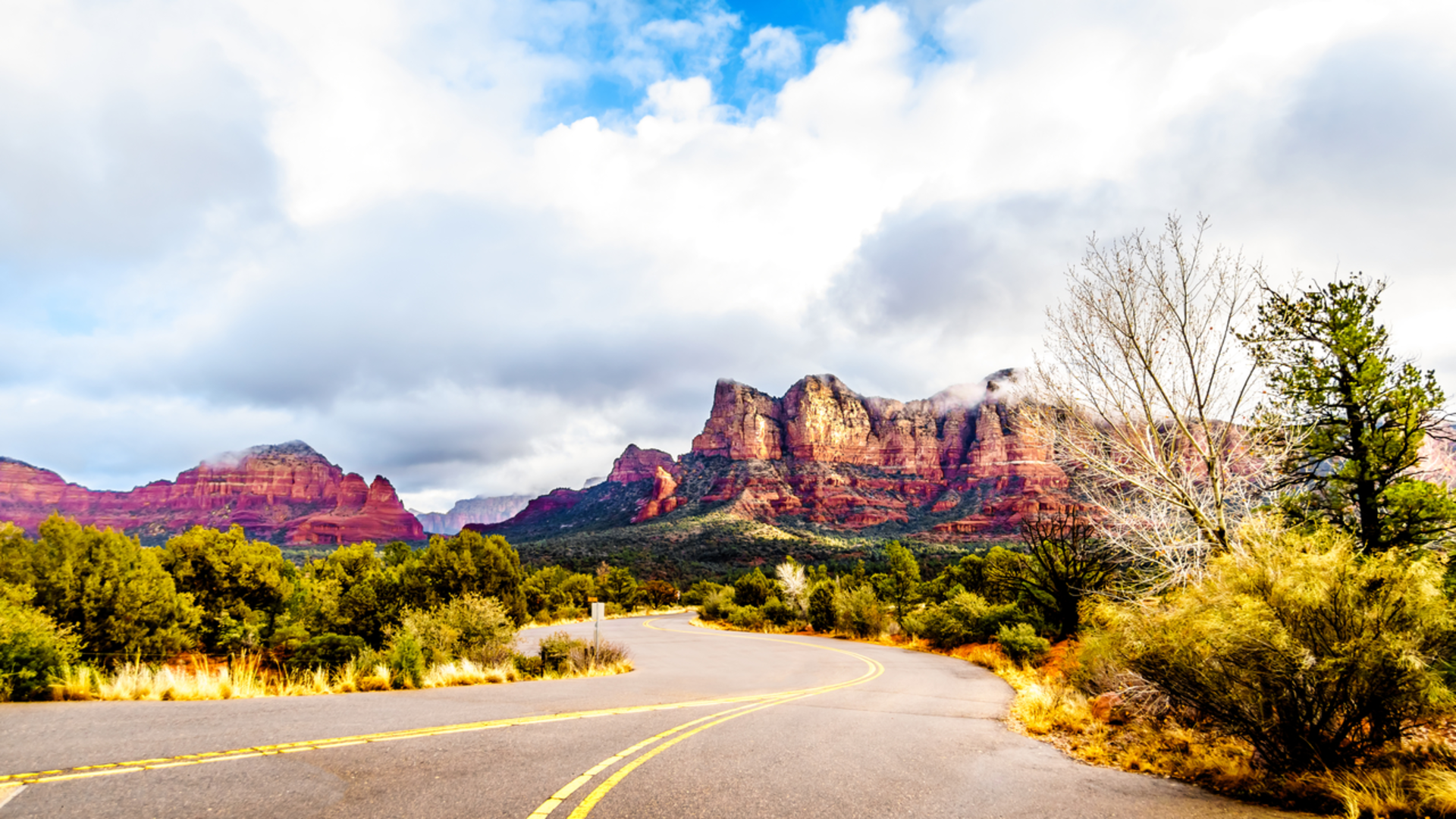 An image depicting the trail Twin Buttes Trail via Broken Arrow Trail and its surrounding area.