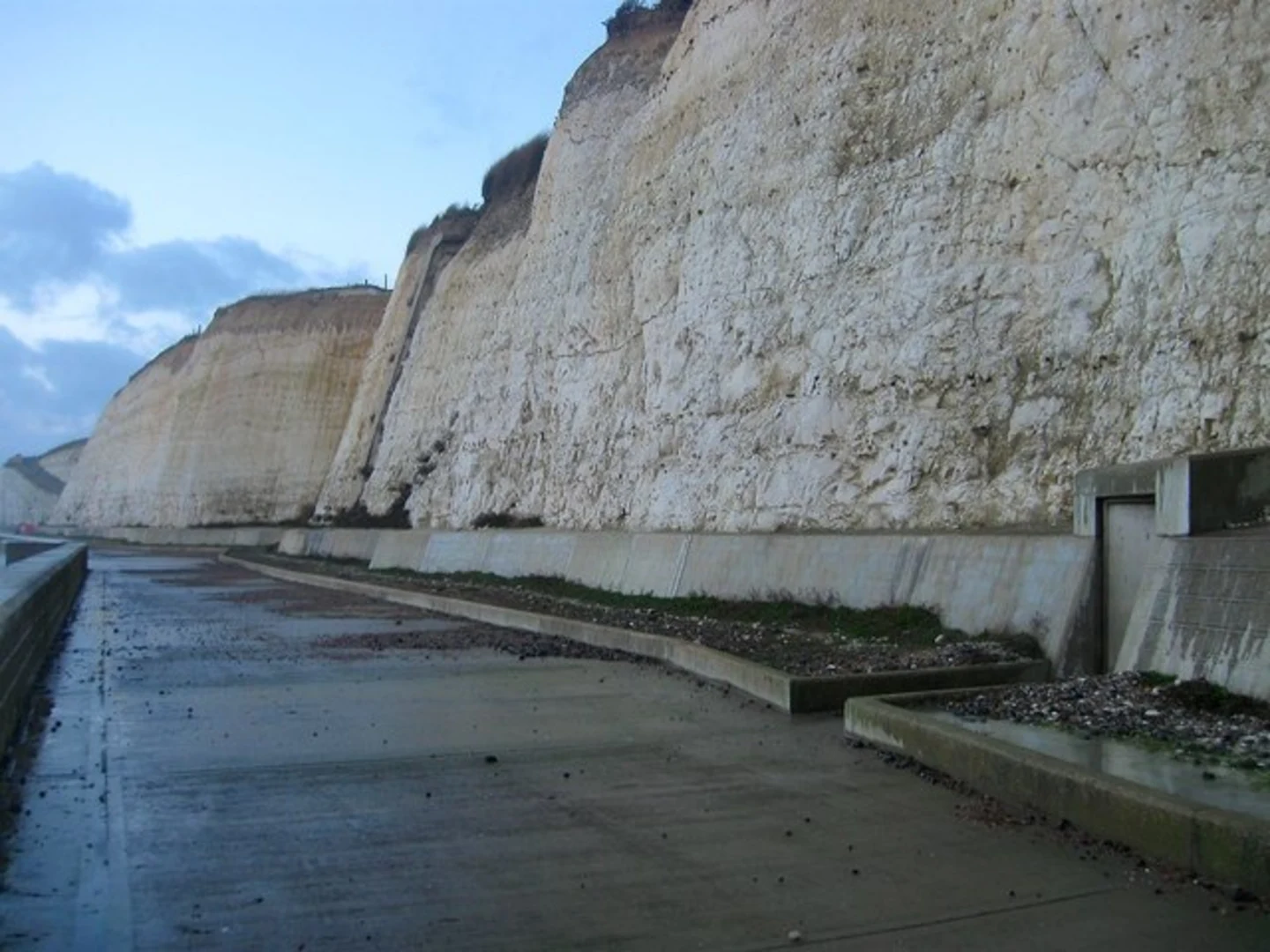 An image depicting the trail Undercliff Walk Brighton and its surrounding area.