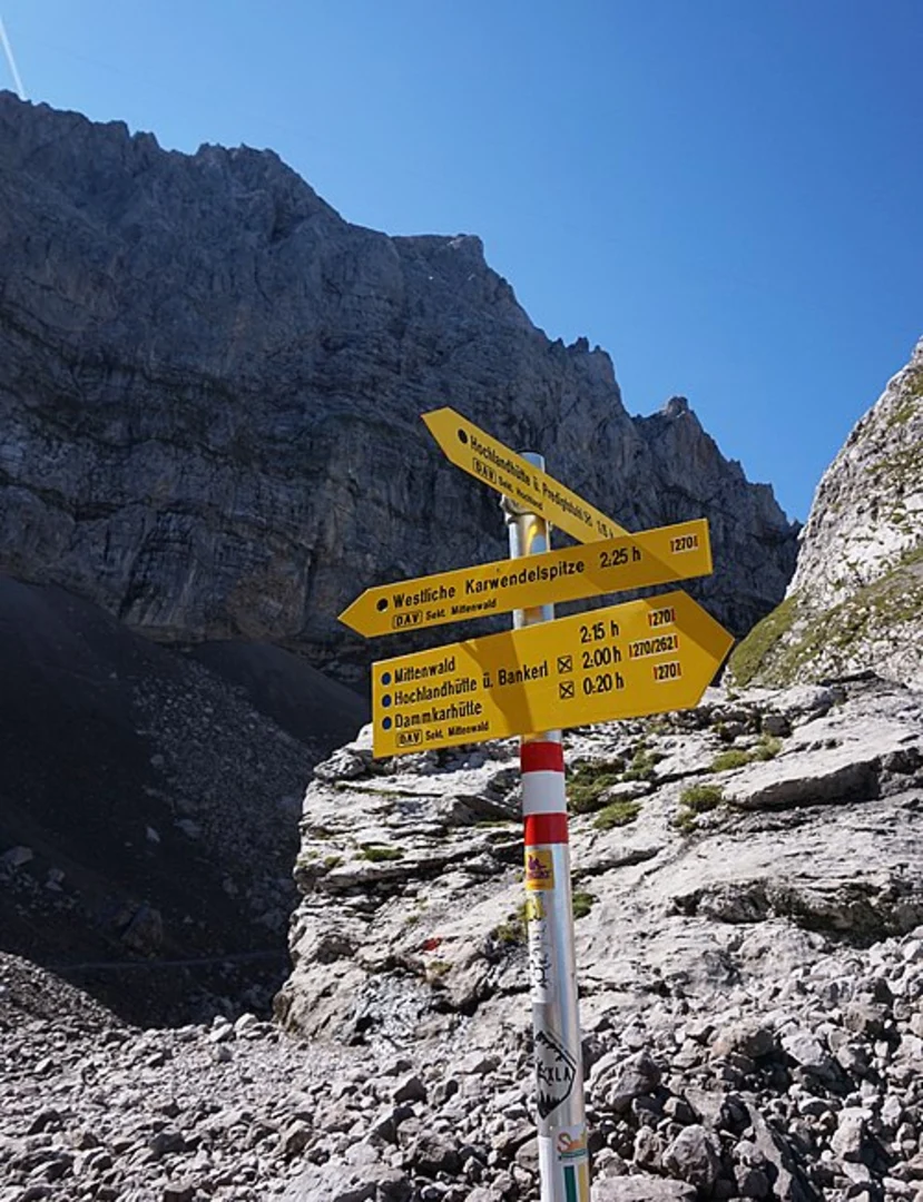 An image depicting the trail Bergwelt Karwendel to Karwendelbahn Talstation Walk via Dammkarhutte and its surrounding area.