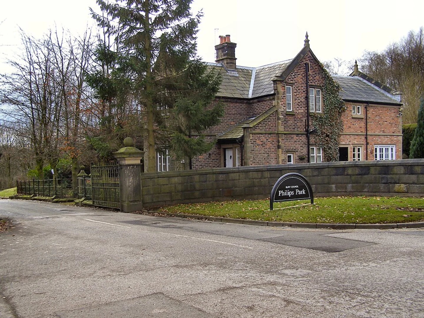An image depicting the trail Philips Park Loop and its surrounding area.