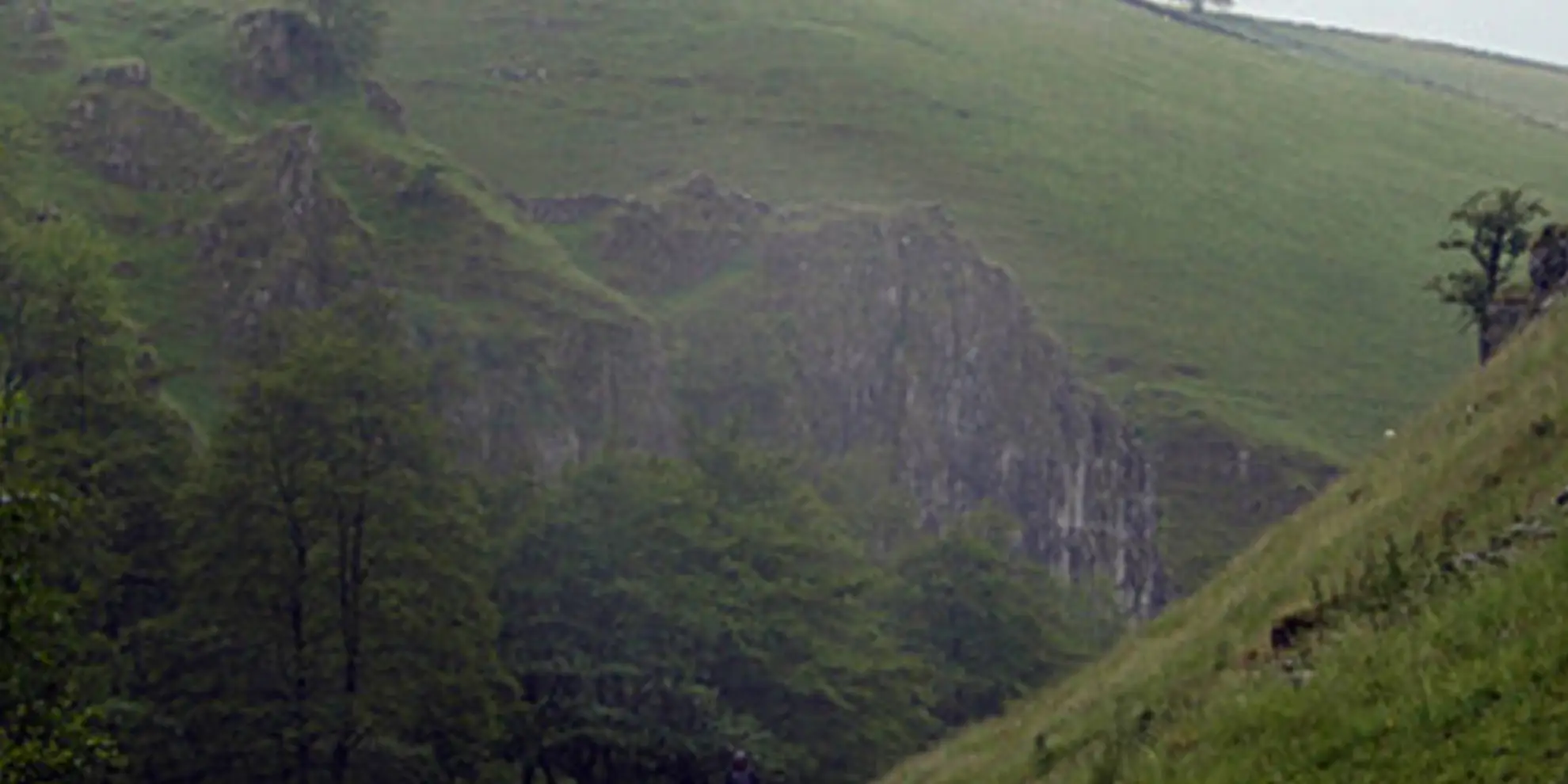 An image depicting the trail Alstonefield - Wolfscote Dale and Gipsy Bank and its surrounding area.