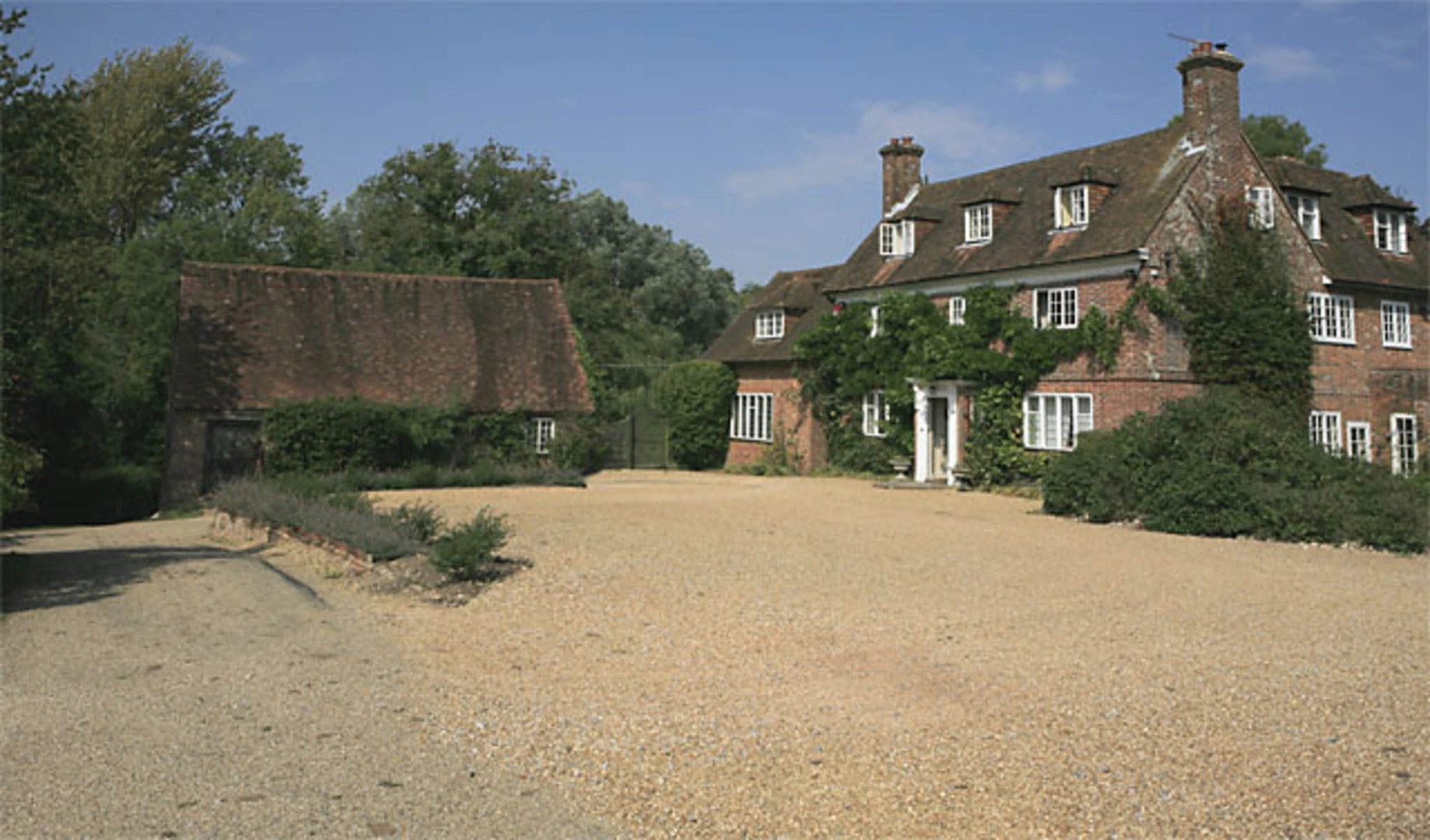 An image depicting the trail Wickham to West Meon Walk and its surrounding area.
