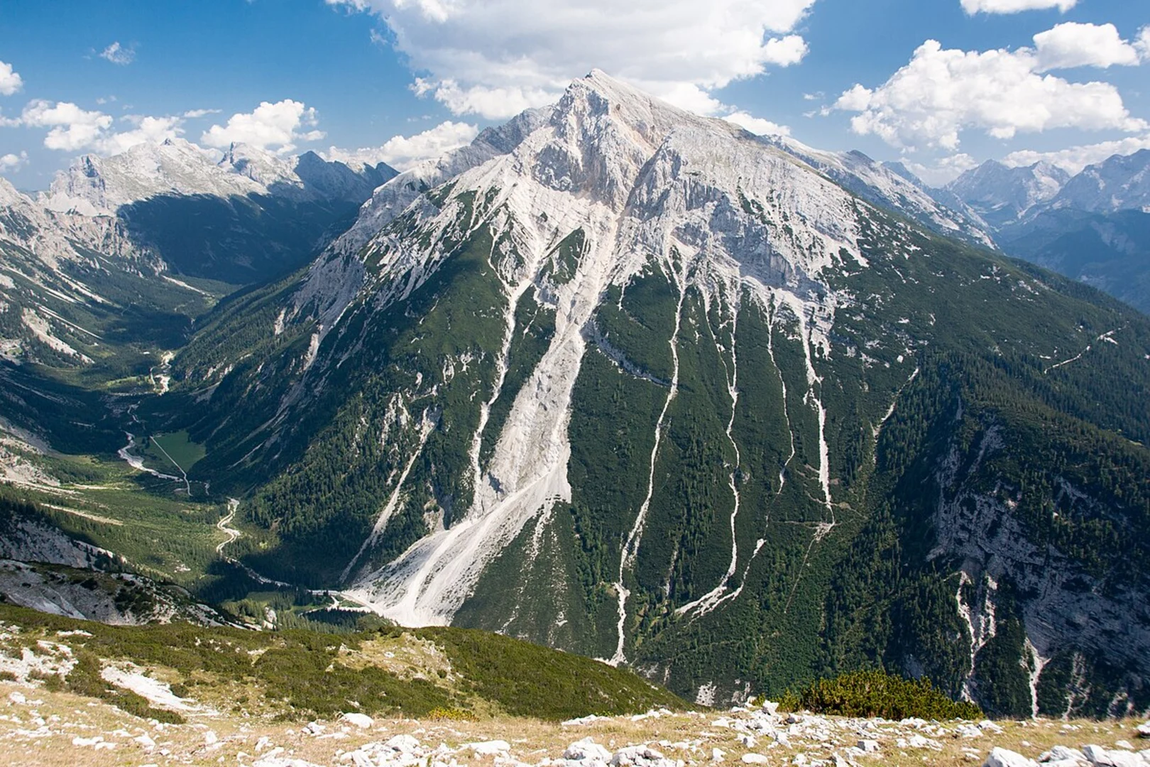 An image depicting the trail Rotwandlspitze and Brunnsteinspitze via Brunnsteinsteig and its surrounding area.