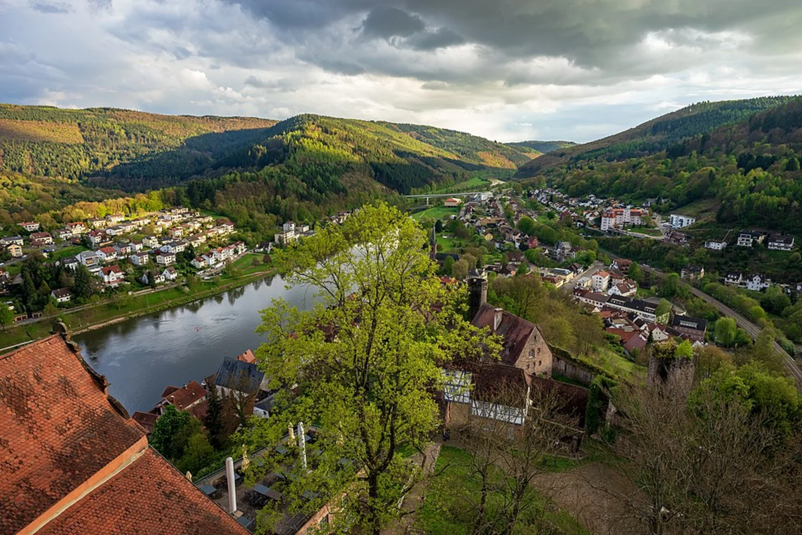 An image depicting the trail Neckarsteig and Brunnenstute Loop and its surrounding area.