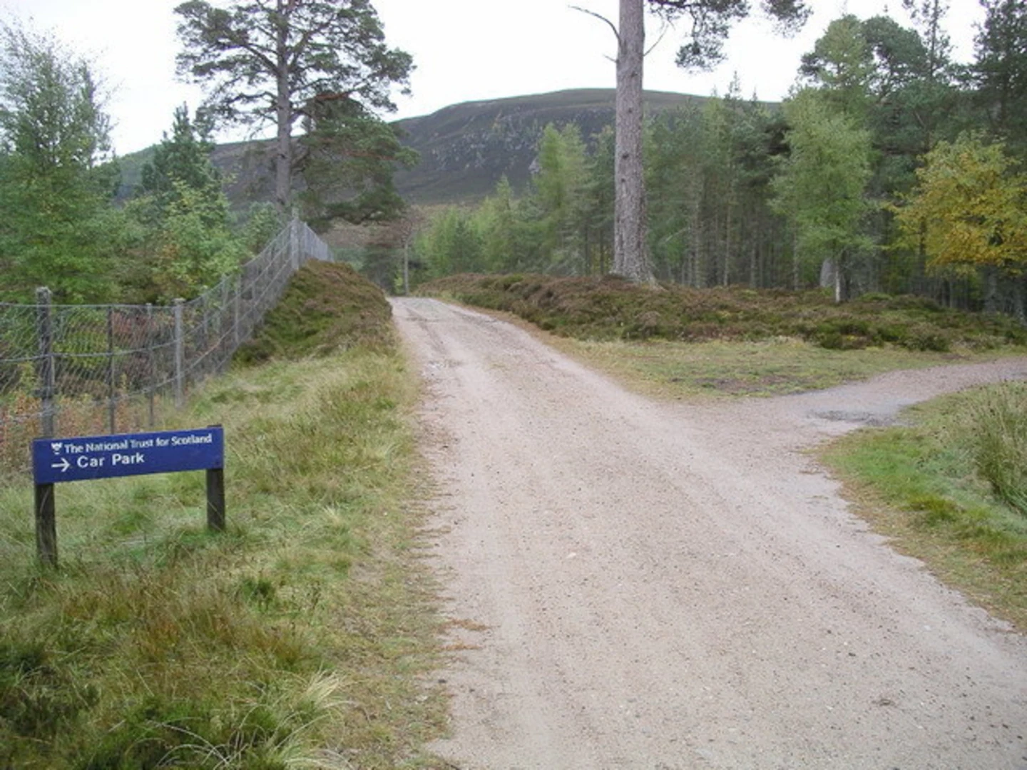 An image depicting the trail River Dee Loop from Linn of Dee and its surrounding area.