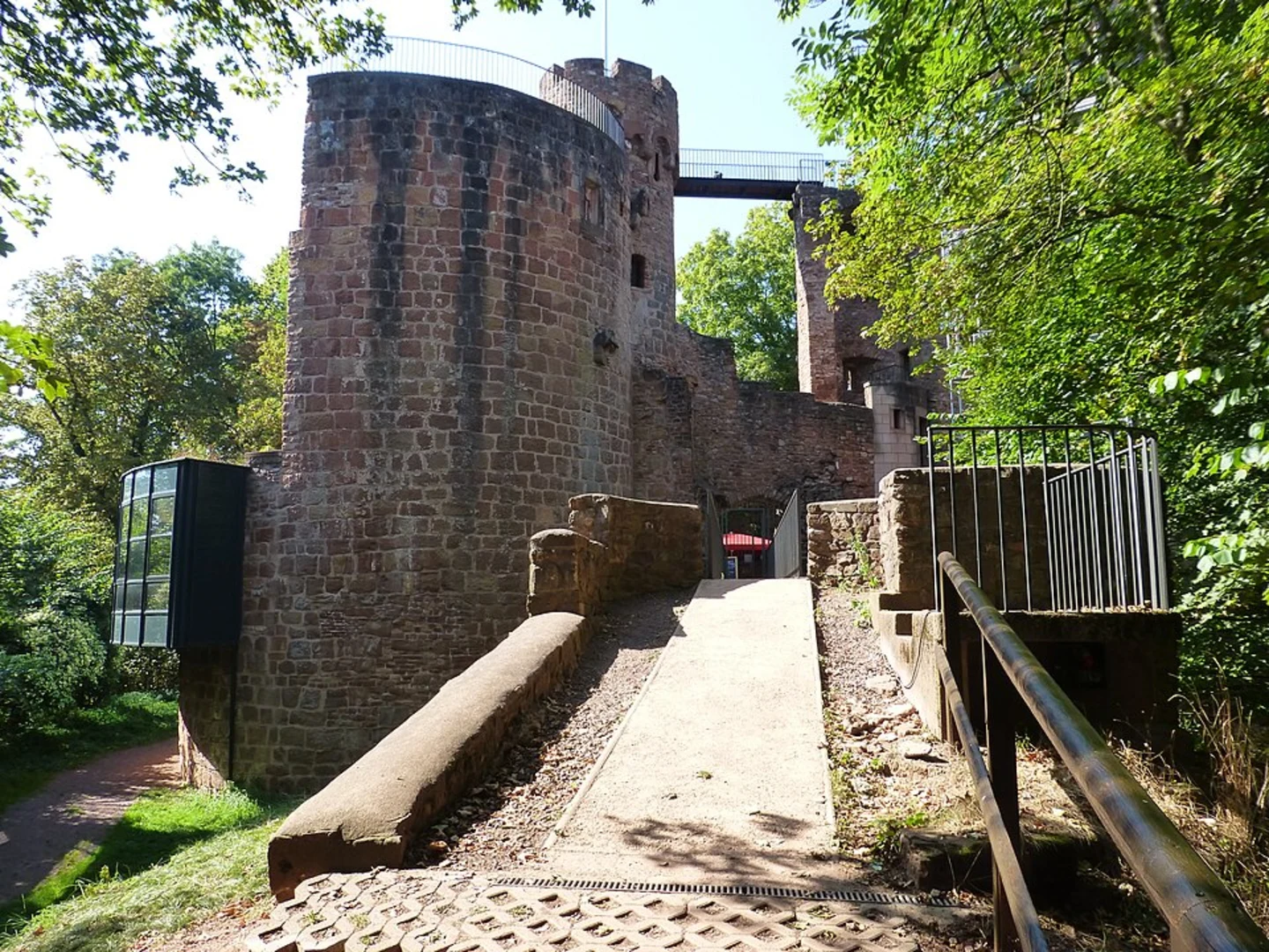 An image depicting the trail Burg Montclair Scenic Walk and its surrounding area.