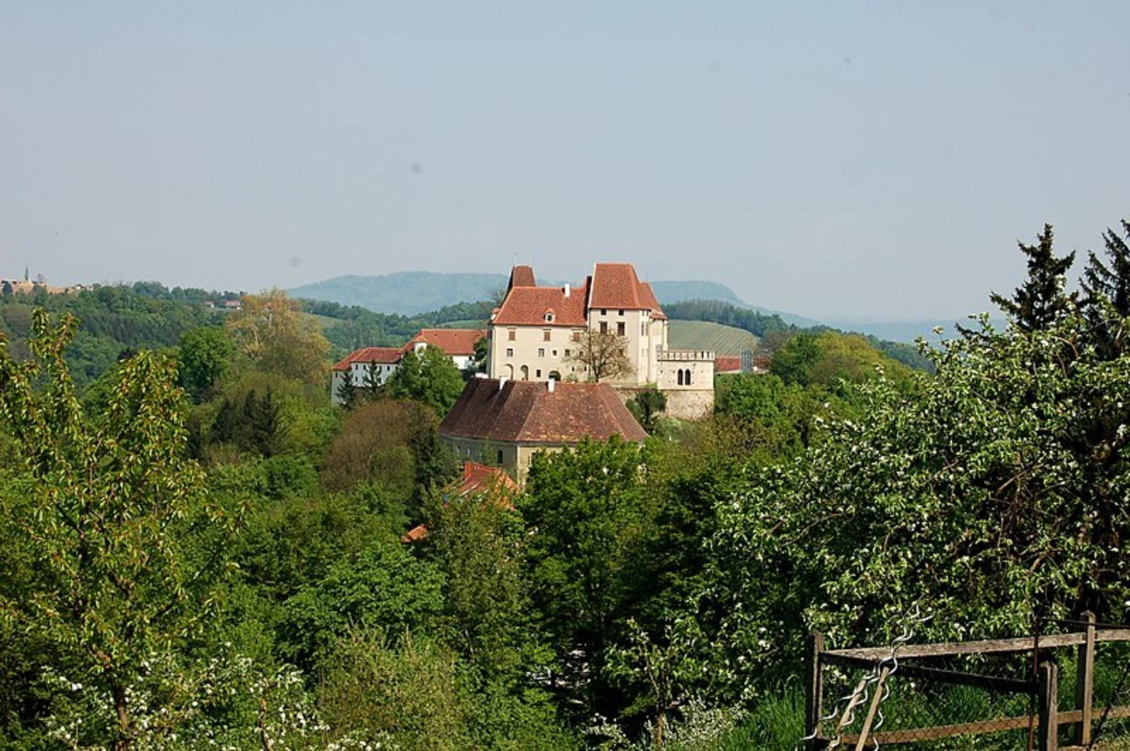 An image depicting the trail Leibnitzer Au - Short Recreation Trail and its surrounding area.
