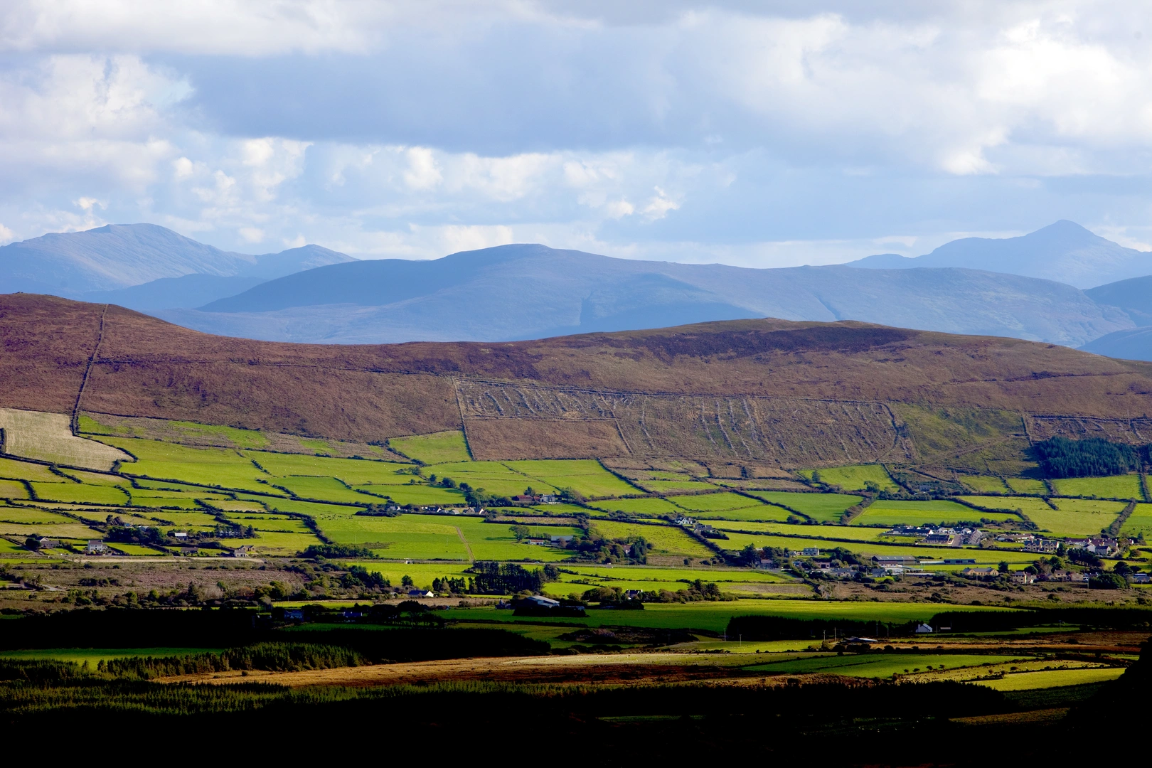 An image depicting the trail Annascaul Three Peaks Loop and its surrounding area.