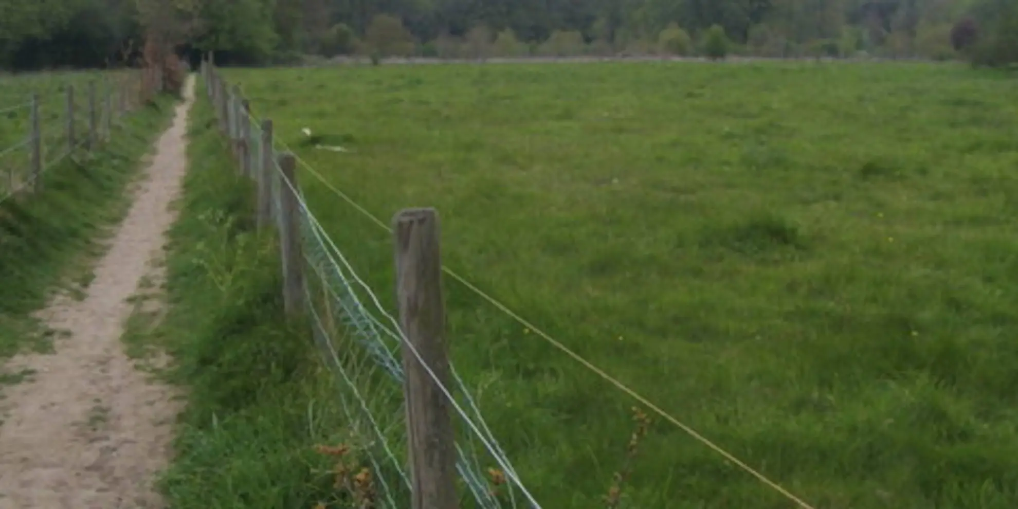 An image depicting the trail Hertfordshire Way between Chipperfield and Bovingdon and its surrounding area.