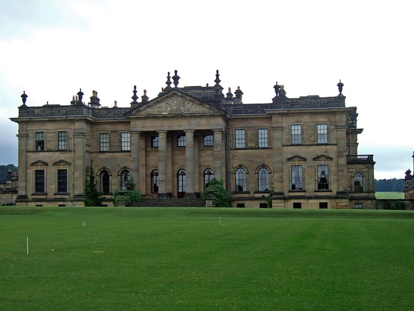 An image depicting the trail Duncombe Park Loop and its surrounding area.