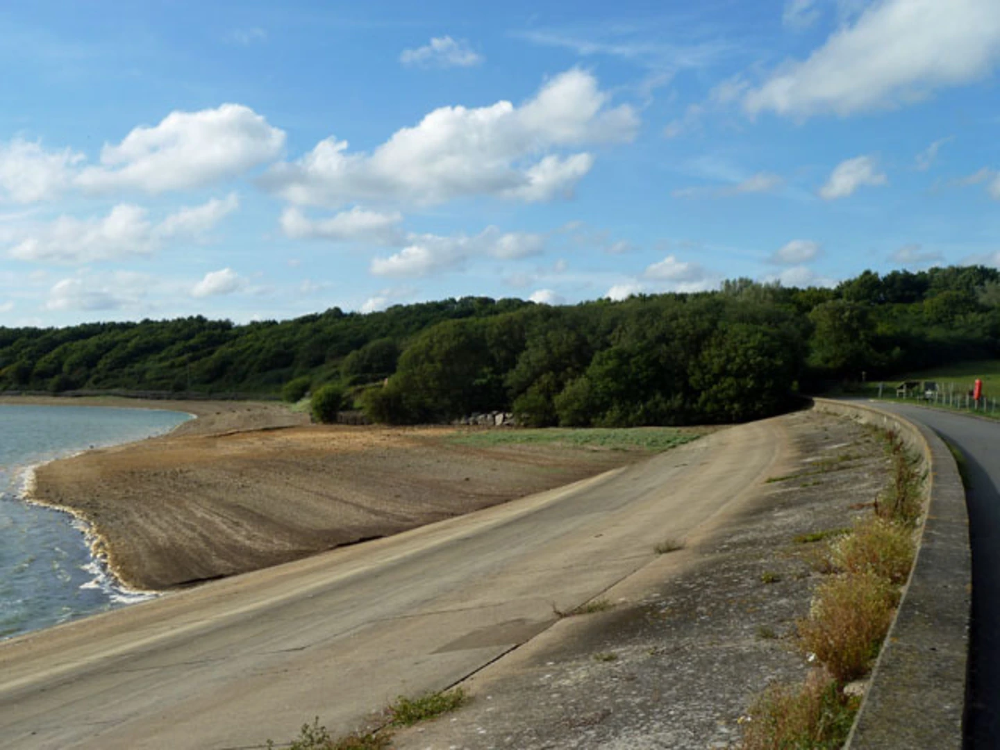 An image depicting the trail Arlington Reservoir and Abbots Wood Loop and its surrounding area.