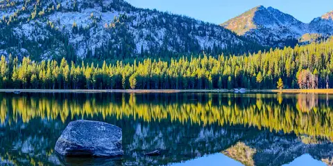 An image depicting the trail Elkhorn Crest Trail and its surrounding area.