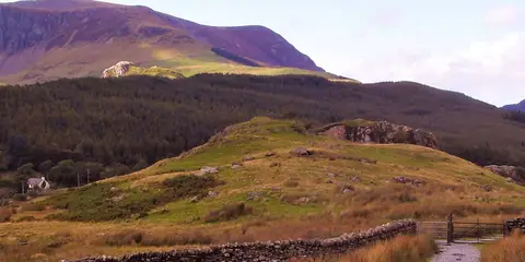 An image depicting the trail Lôn Gwyrfai - Rhyd Ddu and its surrounding area.