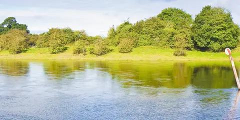 An image depicting the trail Shannonbridge - River Shannon Loop and its surrounding area.