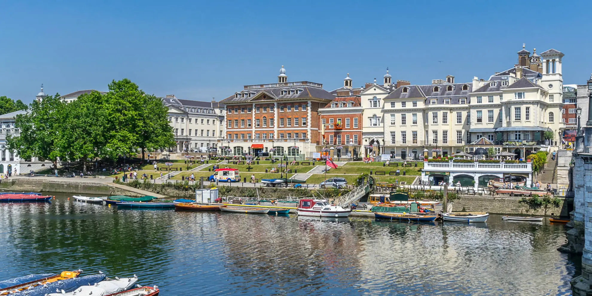 An image depicting the trail Barnes to Richmond along the Thames Path and its surrounding area.