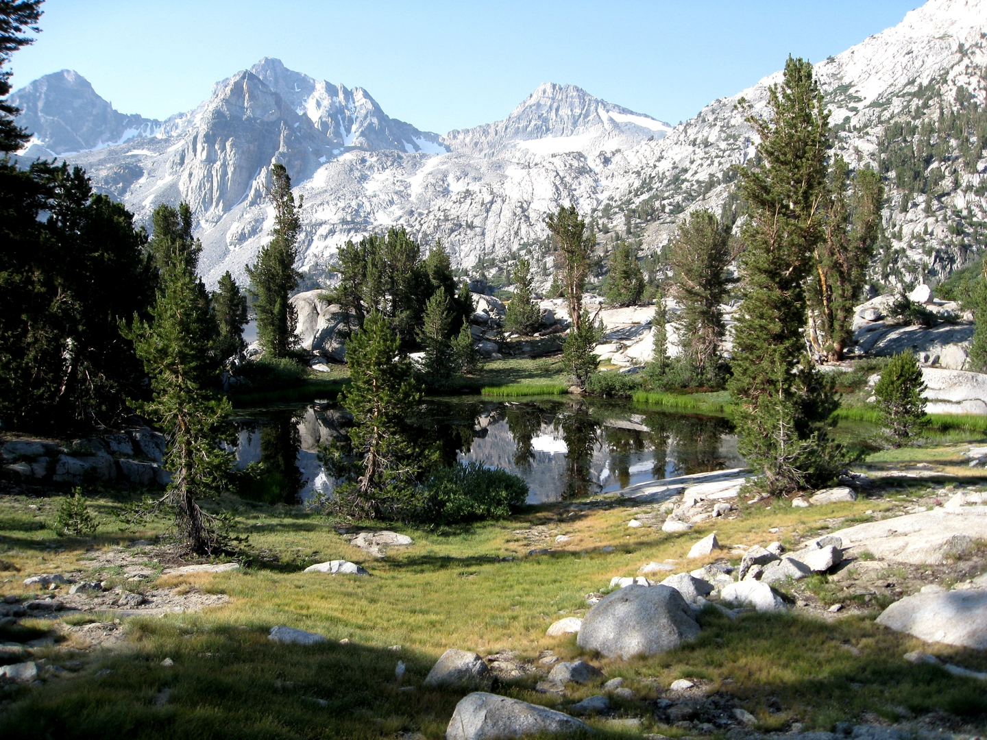 An image depicting the trail Rae Lakes Loop and its surrounding area.
